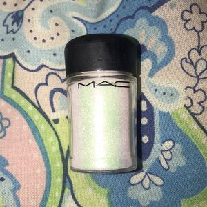 MAC glitter reflects transparent pink!